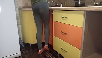 Zrela Ženska Daje Oralni Seks Svojemu Sosedu