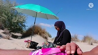 Ik Onthulde Mijn Geslachtsdeel Op Het Strand En Verraste Een Moslimman!