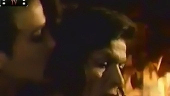 Hoe Heet Deze Rijpe Film Met Grote Tieten En Moederlijke Thema'S?