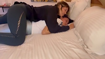Cuplu Amator Devine Gălăgios În Camera De Hotel