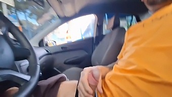 Aku Memberanikan Diri Untuk Memuaskan Diriku Dengan Menatap Wanita Asing Di Luar Sana!