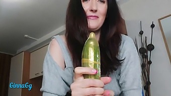 Femdom Öklözése És Spriccelése Krémes Puncival
