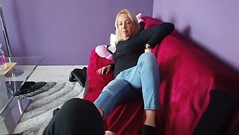 Blond Skønhed Udforsker Fodfetich For Første Gang