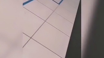 Bakkalda Rastgele Bir Penis Bulmak, Erkeklerin Tuvaletine Ziyarete Yol Açar