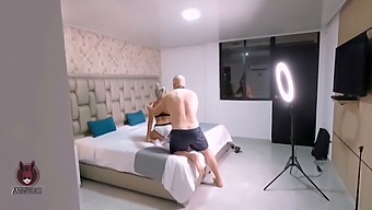 Ma Surprinde Pe Ascuns Pe Camera In Timp Ce Pozez Pentru Poze