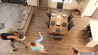 Sensuel Milf Nyder En Vild Trekant Med To Muskuløse Nitter