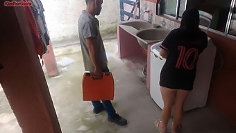 Người Phụ Nữ Cong Vút Đưa Mông Của Mình Cho Thợ Sửa Chữa Thiết Bị Trong Khi Chồng Vắng Mặt