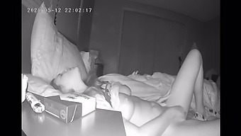 Плаха Жена Се Задоволява С Пръсти Преди Лягане, Заснета От Скрита Камера
