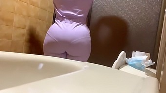 Amateur Captura A Hermosas Enfermeras Gordas En Posición Comprometedora