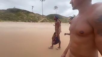 我和女朋友去了一个裸体海滩,一起探索新的癖好。