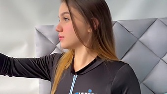 Zwoele Latina Stiefzus Verleidt Met Haar Fitness En Rondingen